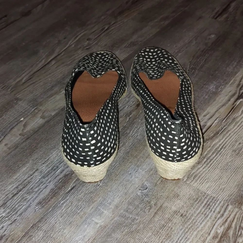 LUCKY BRAND BLACK AND WHITE WEDGES 2" HEEL WOMEN'S SIZE 9.5 NWOT - Picture 4 of 6